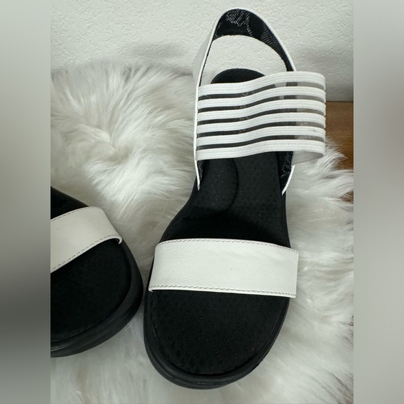 Like new Skechers sandals size 9 - Picture 3 of 6